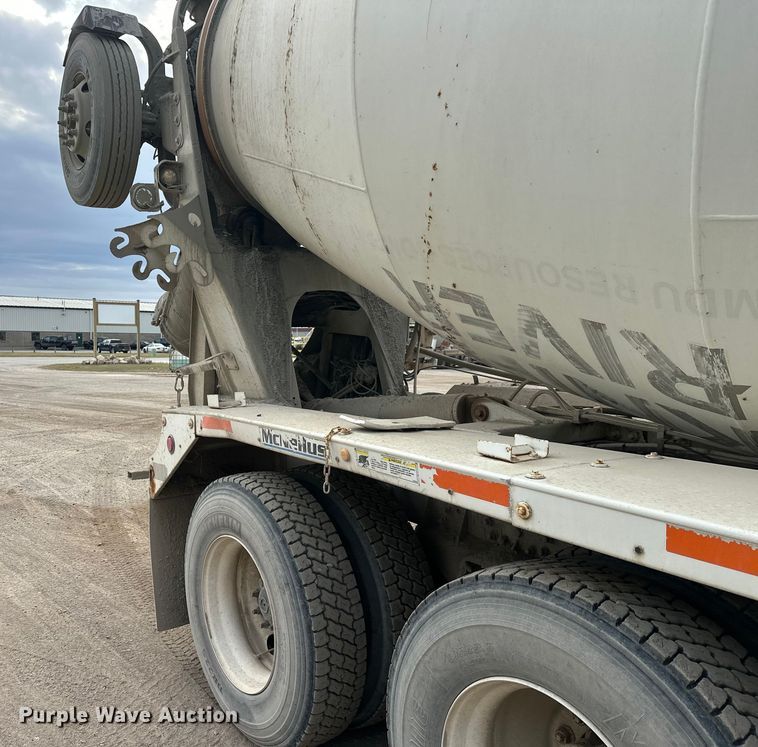 image for item DT6438 2000 International 5500i ready mix truck