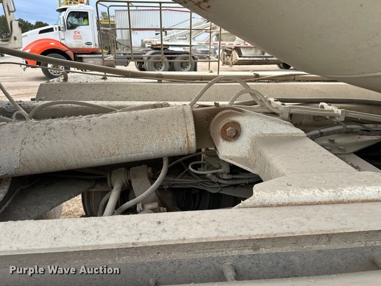 image for item DT6438 2000 International 5500i ready mix truck