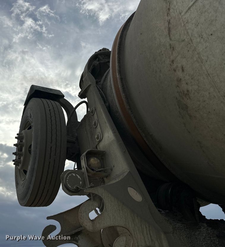 image for item DT6438 2000 International 5500i ready mix truck