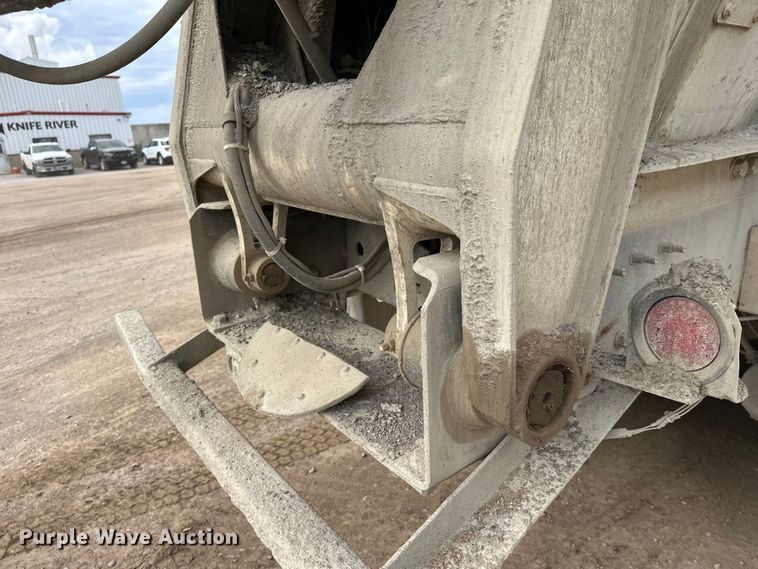 image for item DT6438 2000 International 5500i ready mix truck