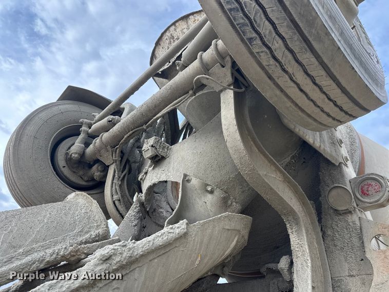 image for item DT6438 2000 International 5500i ready mix truck