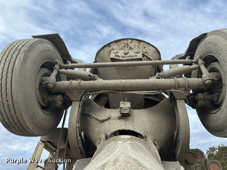 image for item DT6438 2000 International 5500i ready mix truck