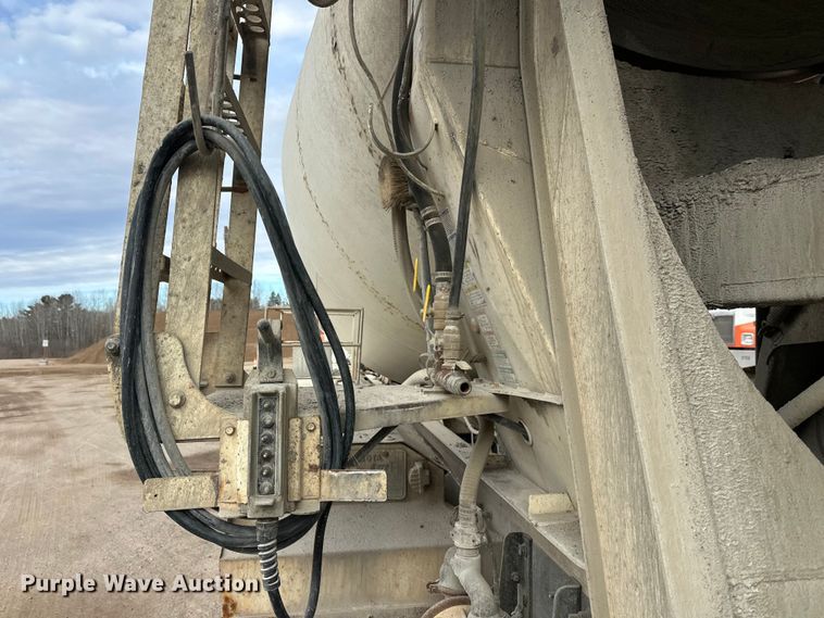 image for item DT6438 2000 International 5500i ready mix truck