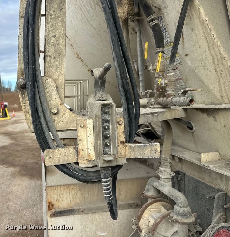 image for item DT6438 2000 International 5500i ready mix truck