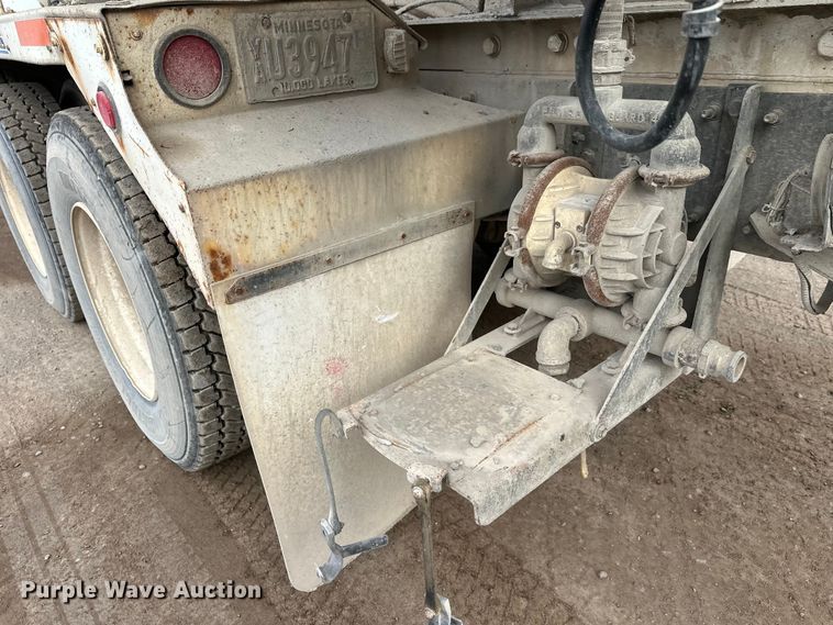 image for item DT6438 2000 International 5500i ready mix truck