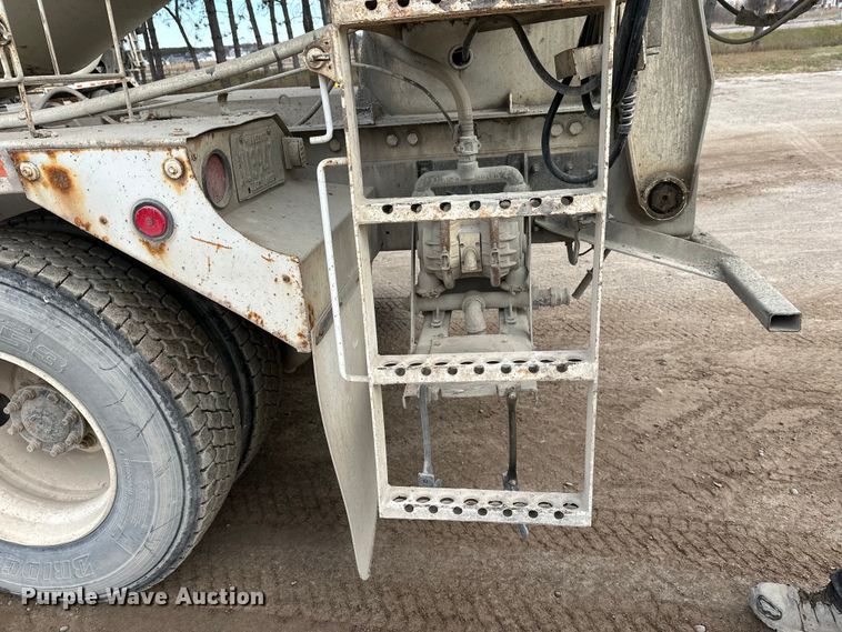 image for item DT6438 2000 International 5500i ready mix truck