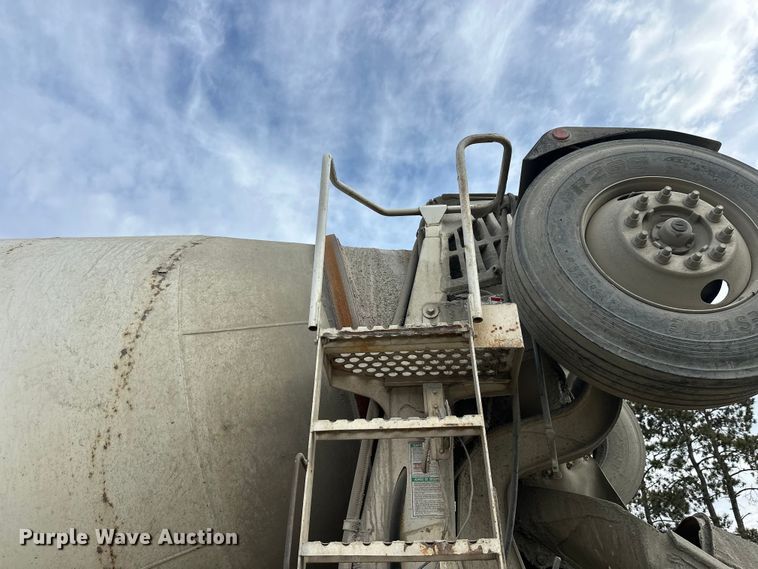 image for item DT6438 2000 International 5500i ready mix truck