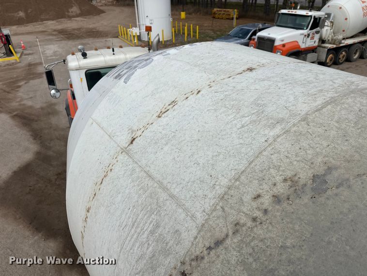 image for item DT6438 2000 International 5500i ready mix truck