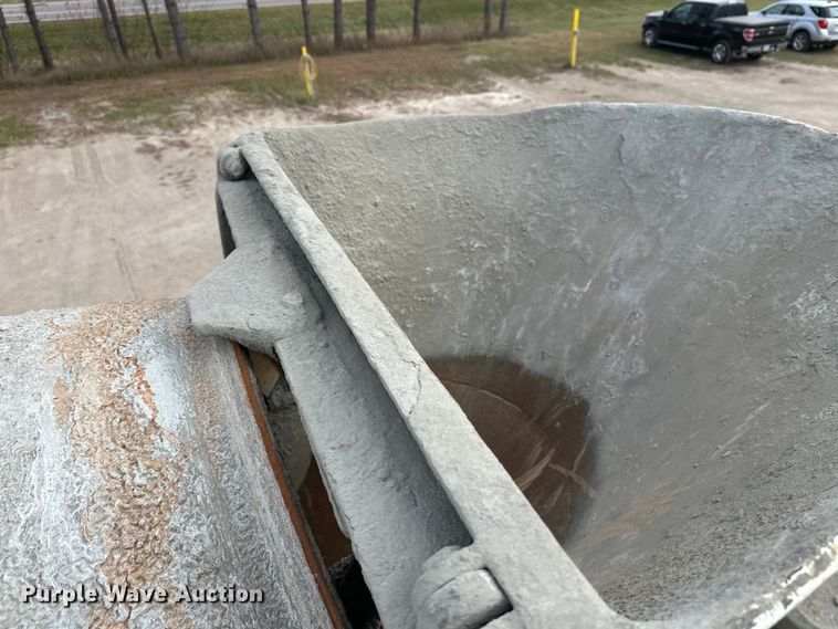 image for item DT6438 2000 International 5500i ready mix truck