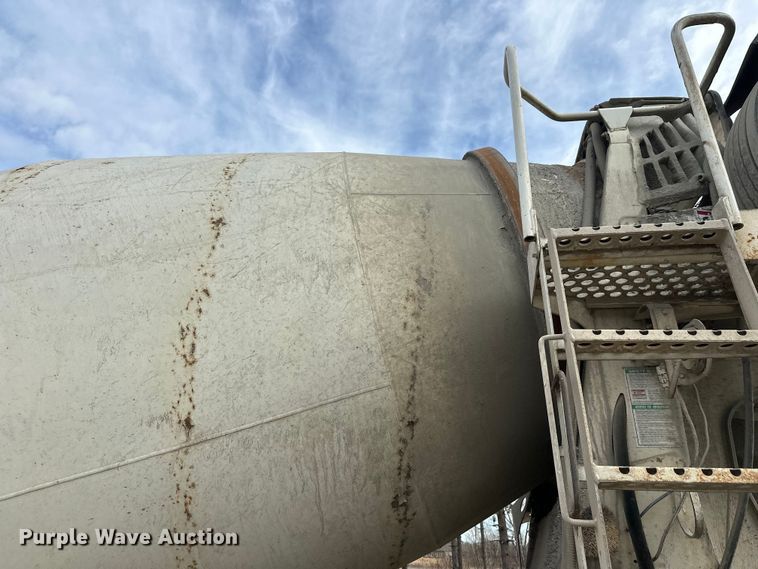 image for item DT6438 2000 International 5500i ready mix truck