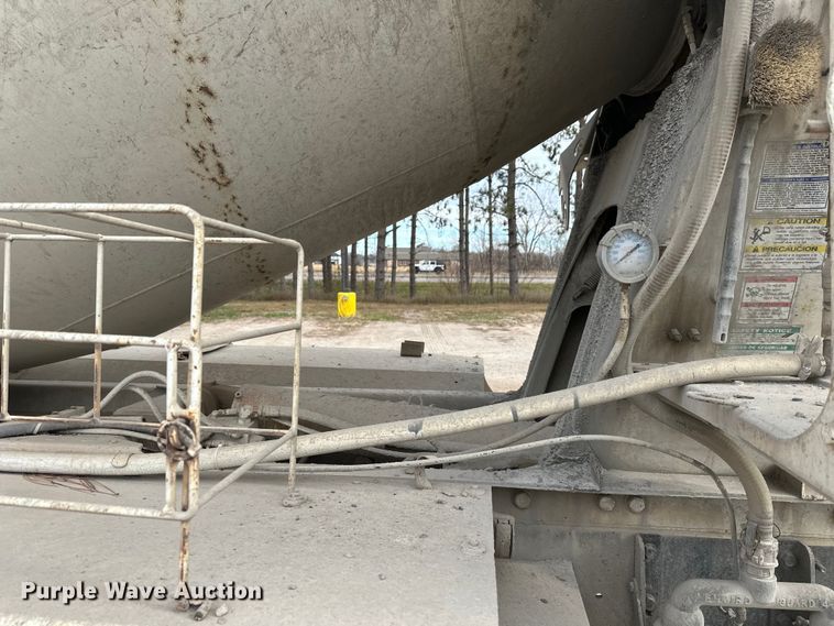 image for item DT6438 2000 International 5500i ready mix truck