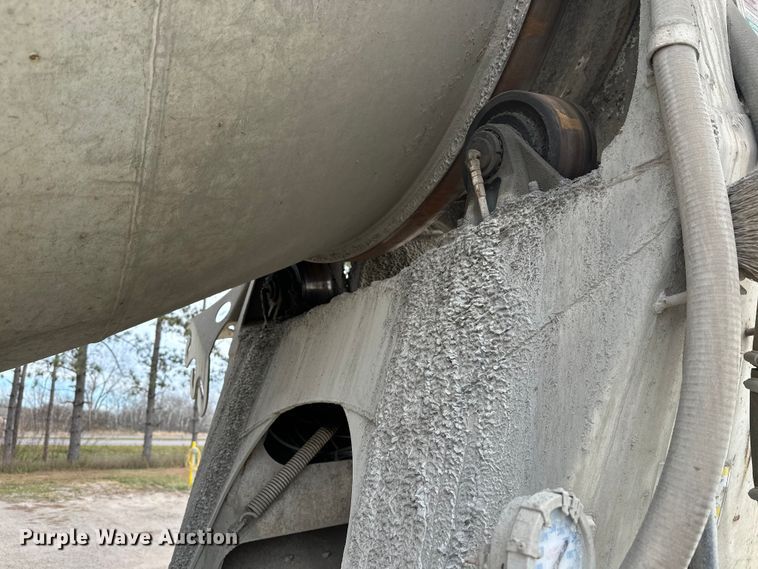 image for item DT6438 2000 International 5500i ready mix truck