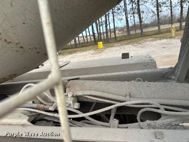 image for item DT6438 2000 International 5500i ready mix truck