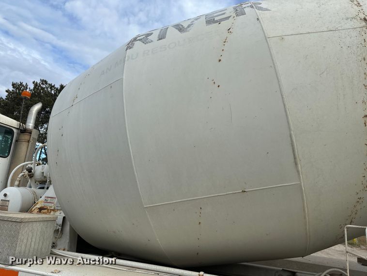 image for item DT6438 2000 International 5500i ready mix truck