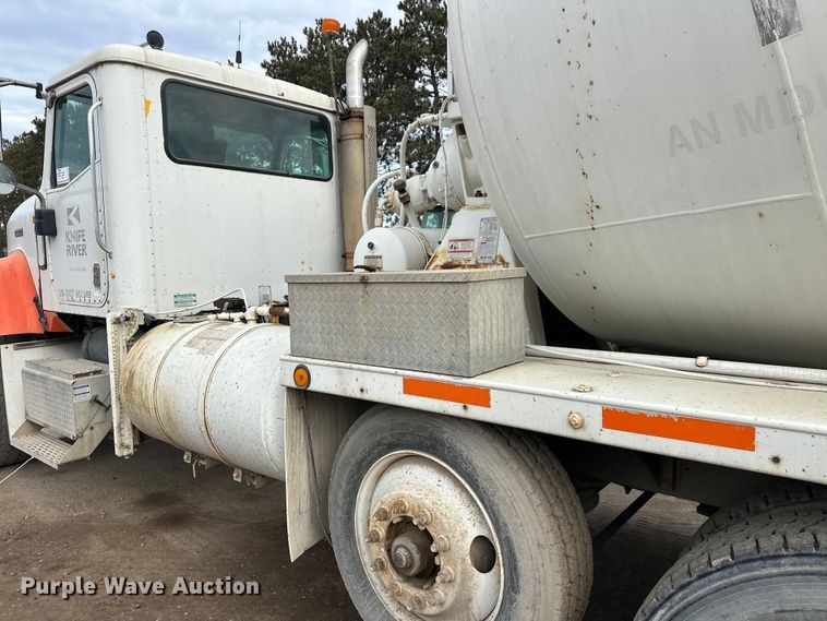 image for item DT6438 2000 International 5500i ready mix truck