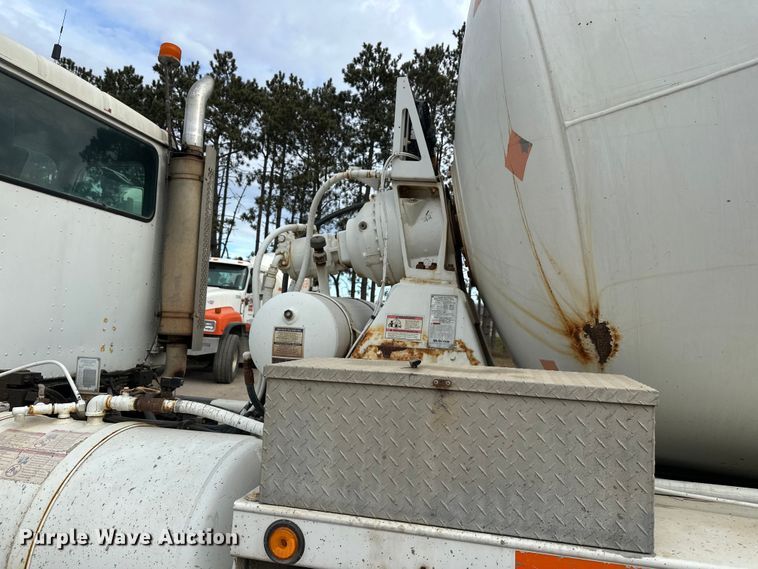 image for item DT6438 2000 International 5500i ready mix truck