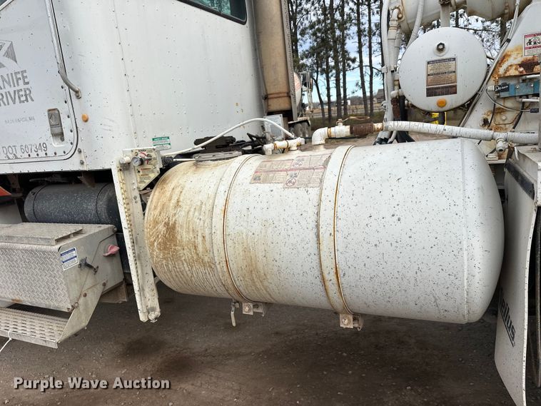 image for item DT6438 2000 International 5500i ready mix truck