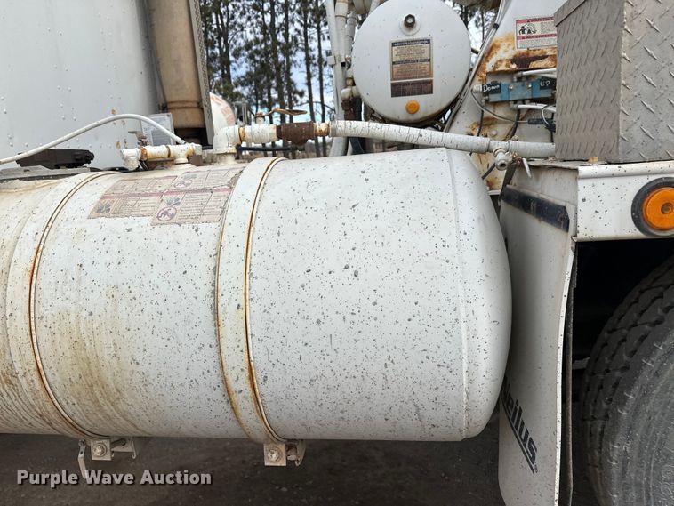 image for item DT6438 2000 International 5500i ready mix truck