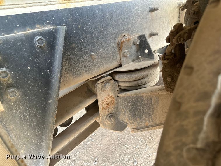 image for item DT6438 2000 International 5500i ready mix truck