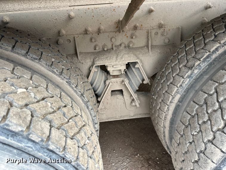 image for item DT6438 2000 International 5500i ready mix truck