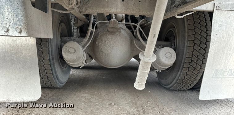 image for item DT6438 2000 International 5500i ready mix truck