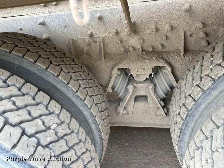 image for item DT6438 2000 International 5500i ready mix truck