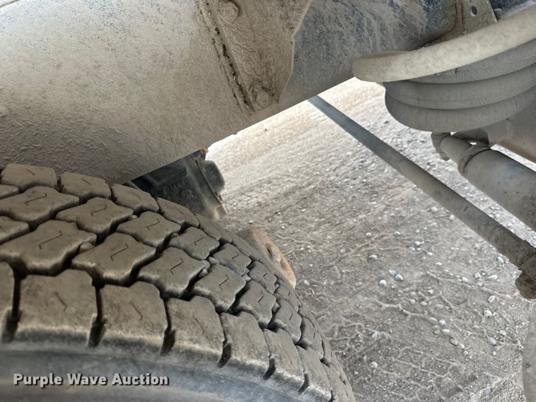 image for item DT6438 2000 International 5500i ready mix truck