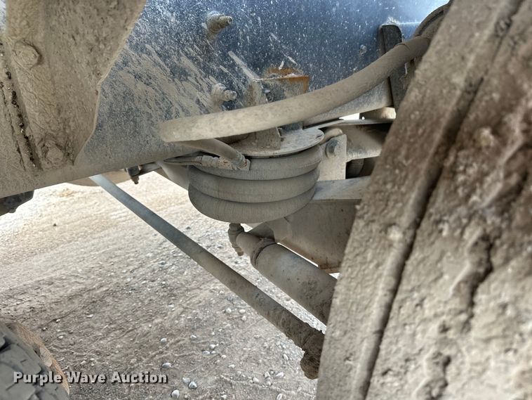 image for item DT6438 2000 International 5500i ready mix truck