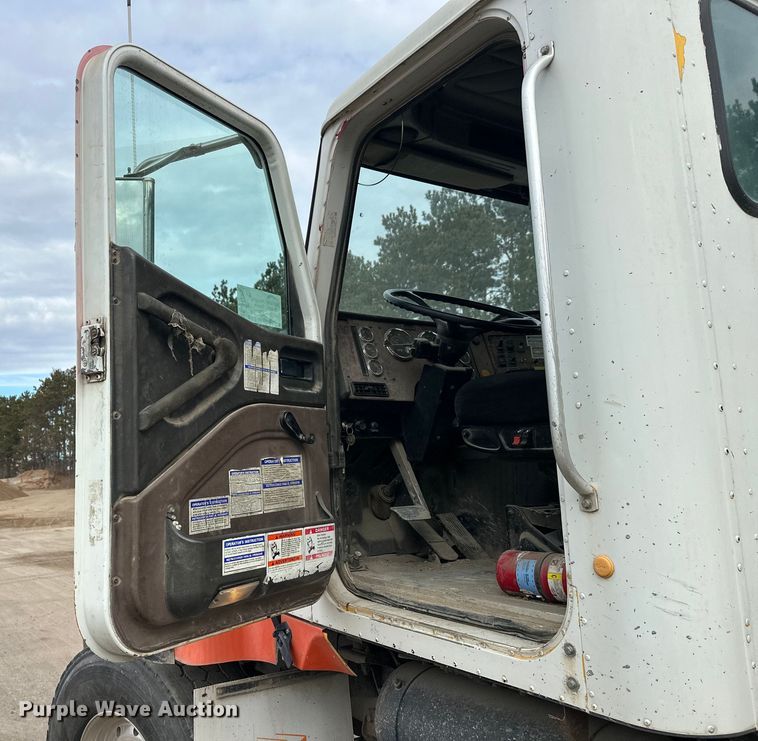 image for item DT6438 2000 International 5500i ready mix truck