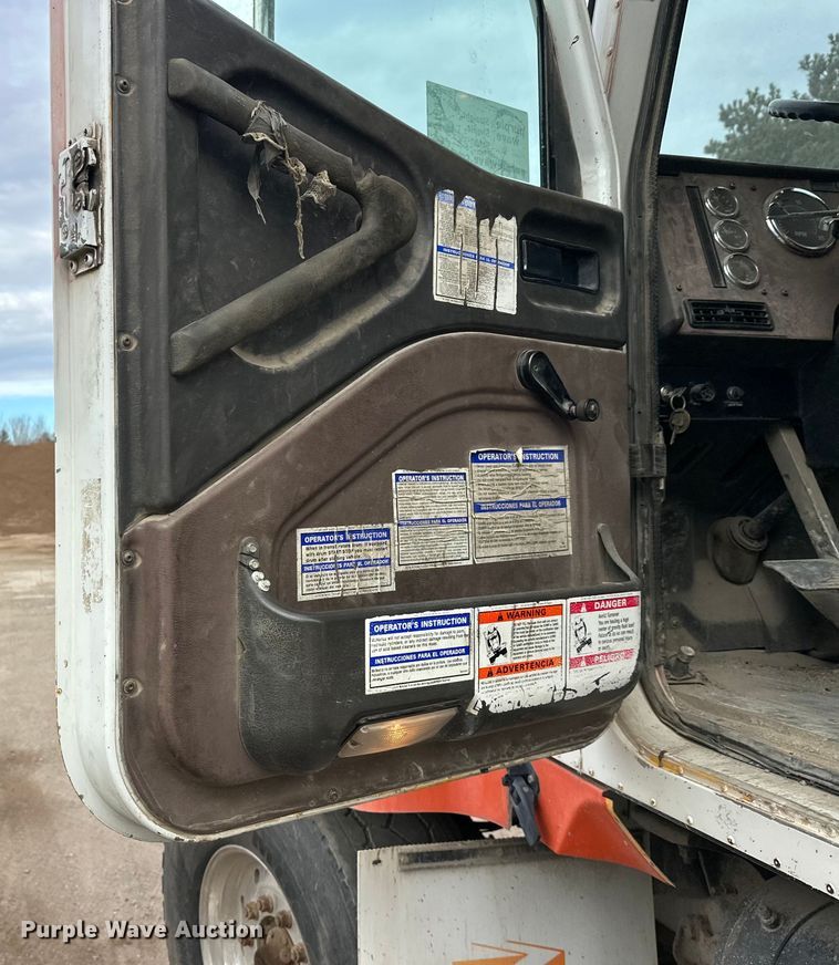 image for item DT6438 2000 International 5500i ready mix truck