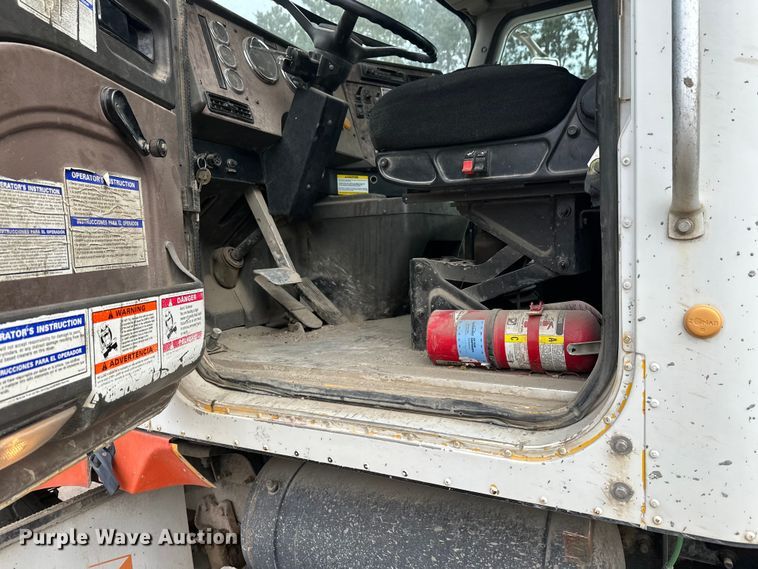 image for item DT6438 2000 International 5500i ready mix truck