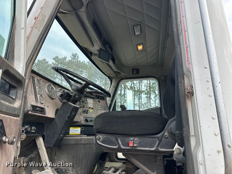 image for item DT6438 2000 International 5500i ready mix truck