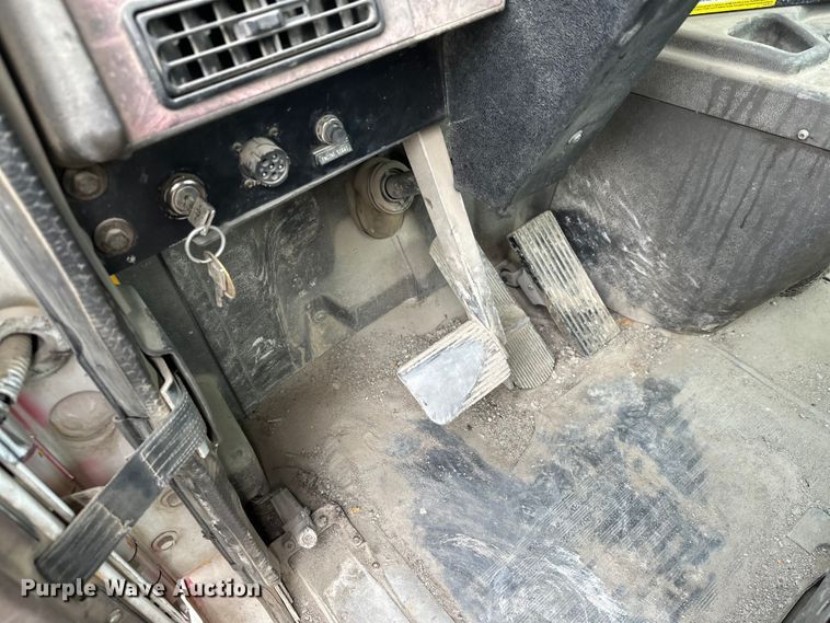 image for item DT6438 2000 International 5500i ready mix truck