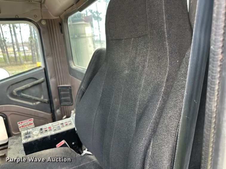 image for item DT6438 2000 International 5500i ready mix truck