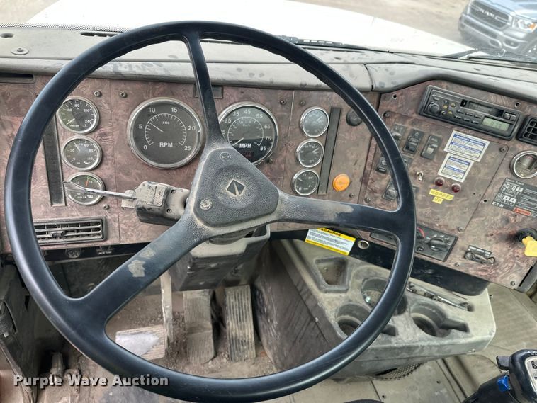 image for item DT6438 2000 International 5500i ready mix truck