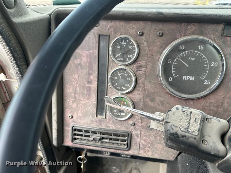 image for item DT6438 2000 International 5500i ready mix truck