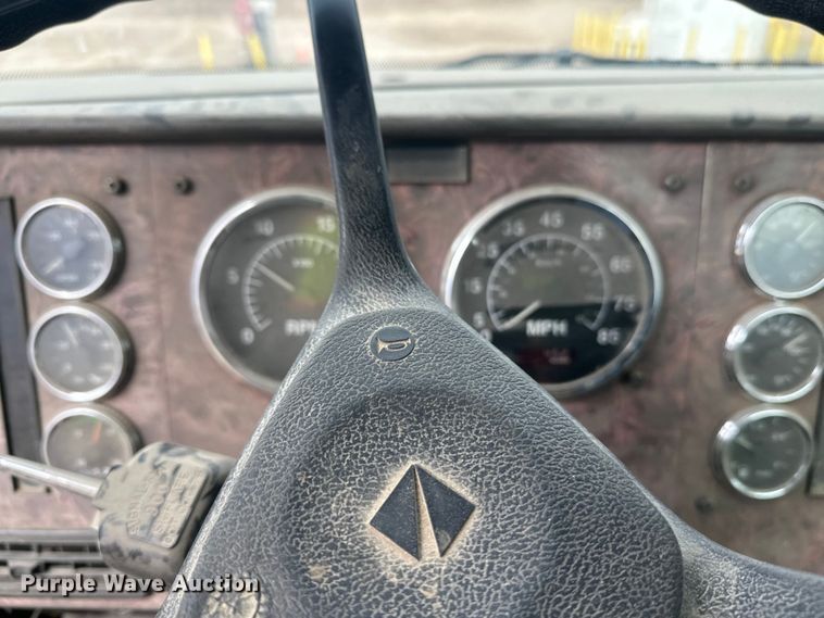 image for item DT6438 2000 International 5500i ready mix truck