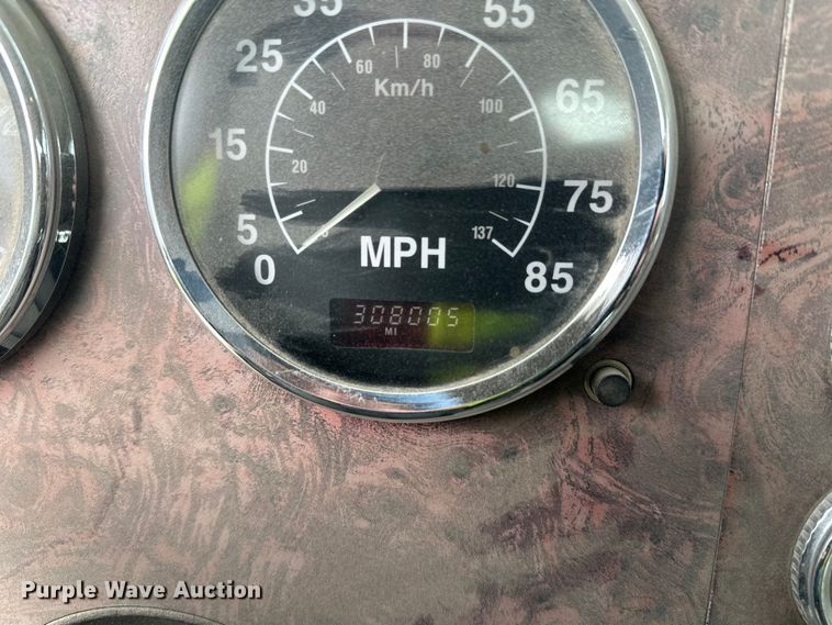 image for item DT6438 2000 International 5500i ready mix truck