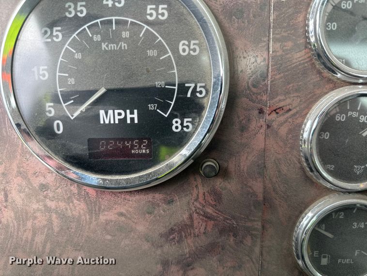 image for item DT6438 2000 International 5500i ready mix truck