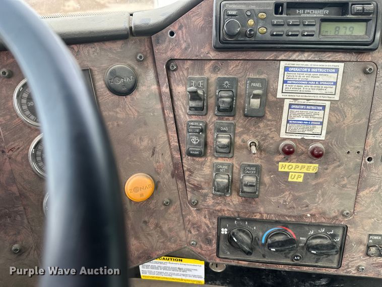 image for item DT6438 2000 International 5500i ready mix truck