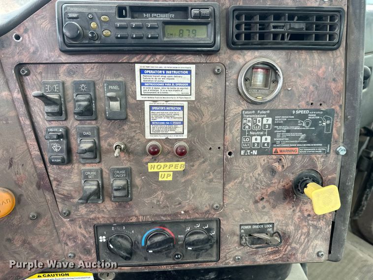 image for item DT6438 2000 International 5500i ready mix truck