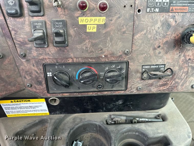 image for item DT6438 2000 International 5500i ready mix truck