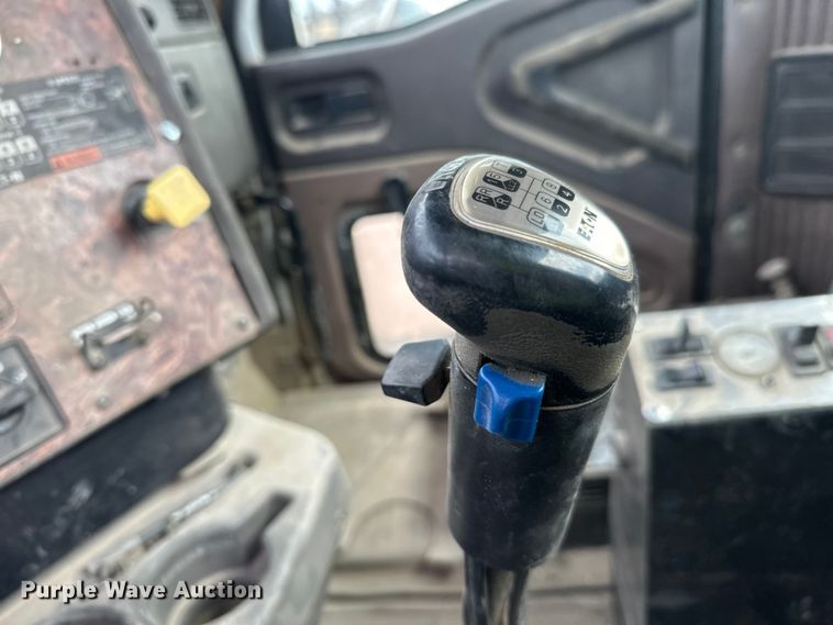 image for item DT6438 2000 International 5500i ready mix truck