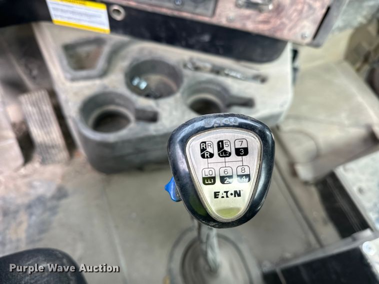 image for item DT6438 2000 International 5500i ready mix truck