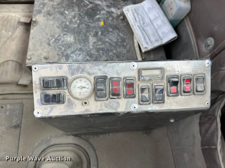 image for item DT6438 2000 International 5500i ready mix truck