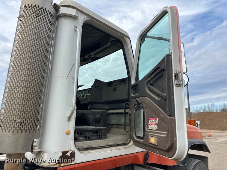 image for item DT6438 2000 International 5500i ready mix truck