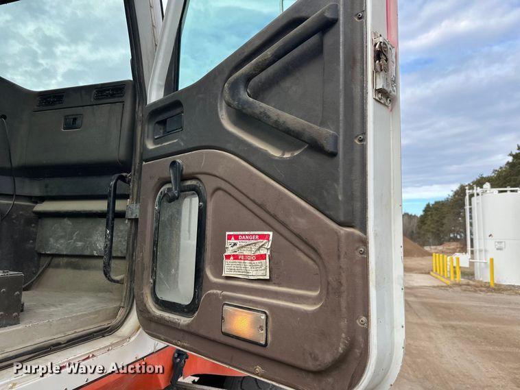 image for item DT6438 2000 International 5500i ready mix truck