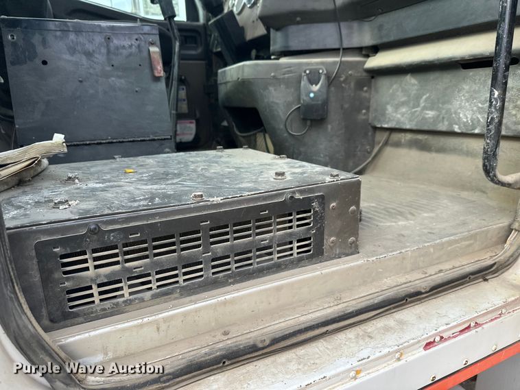 image for item DT6438 2000 International 5500i ready mix truck