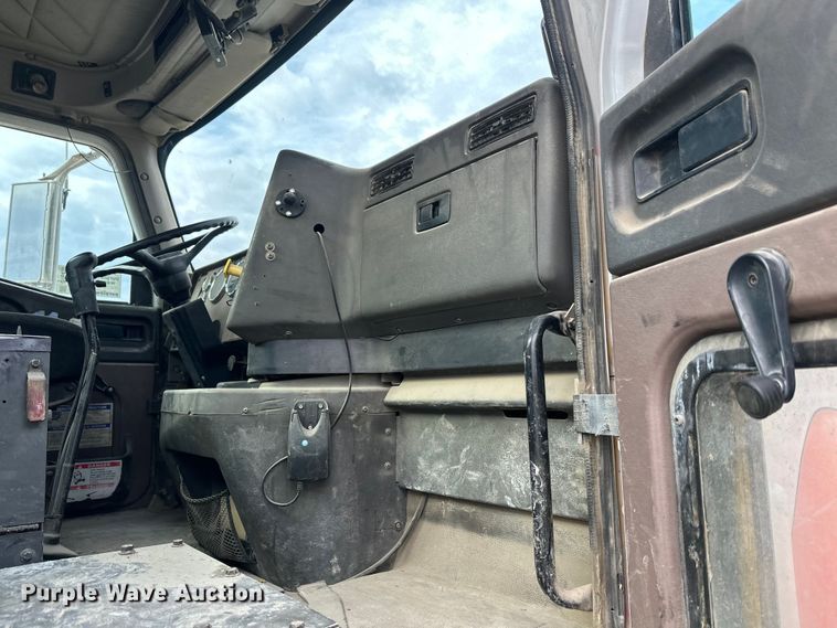 image for item DT6438 2000 International 5500i ready mix truck