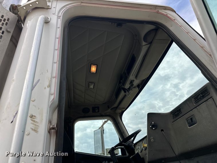 image for item DT6438 2000 International 5500i ready mix truck